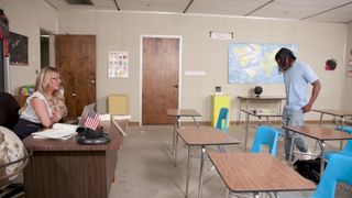 Lolly Dames est surprise lorsqu'elle voit la grosse bite de Mighty Dee