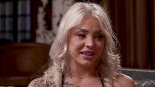 Nichole et Abby se bouffent mutuellement la chatte puis Joey les baise