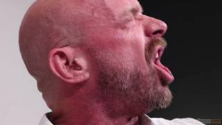 Un twink suce une bite et se fait manger le cul par le docteur