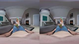 Domino Presley est heureuse d'être baisée par un mec dans un porno VR