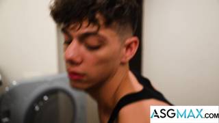 Un minet brun tatoué se fait sucer par son ami