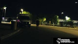 Un musclé se fait sodomiser par un sextoy géant et deux mecs