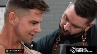 Cet homme suce et fiste le cul serré de son tatoueur