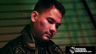 Un homme soumis se fait dominer et baiser en anal bareback