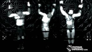 Gays sucent à tour de rôle et l'un d'entre eux se penche pour le fist