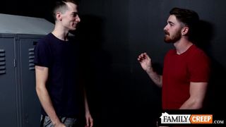 Dallas Steele utilise son énorme bite pour baiser le cul de Nick Milani