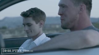 Pierce Paris prend en charge Trevor Harris et le paie avec une pipe