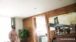 Carlos, masqué, est seul sur une chaise et se caresse la queue