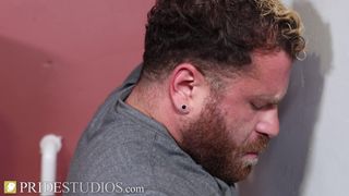 Un gloryhole au toilette pour Riley Mitchel et King Cuba !