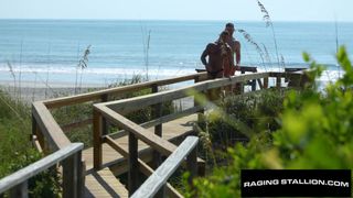 Une bonne baise anale bareback après une journée à la plage