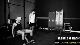 Ménage à trois gay de sportifs qui sucent des bites et baisent