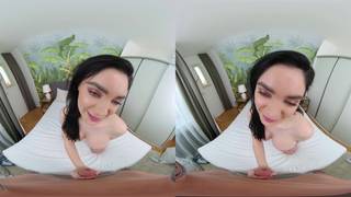 Brunette nous fait plaisir avec un porno POV en VR pour le sentir