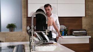 Sapphire LaPiedra est une salope qui veut du sperme dans sa bouche