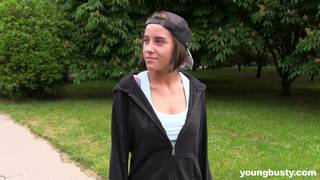 Anabelle et Jessey sont des lesbiennes jouant avec un gode dehors