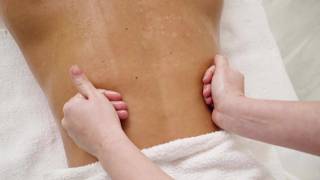 Zoe Doll, masseuse brune, baisée jusqu'à ce qu'elle reçoive du sperme