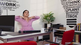 Dans les bureaux de Brazzers, il y a toujours des plans à trois