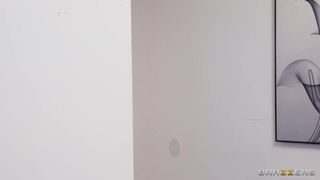 La MILF Andie Anderson chevauche la grosse bite d'Alex Jone