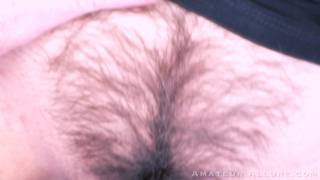 Penelope Reed est une brune avec une chatte poilue qui suce bien