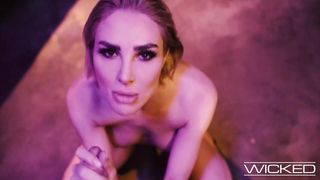 Seth offre à Kenzie Anne un service complet de baise hardcore