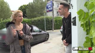 Veronica est une blonde baisée dans un camion aux parois de verre