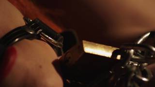 MILF rousse sensuelle au lit dans un porno BDSM avec des chaînes