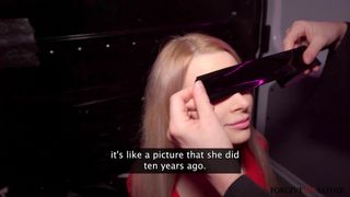 Cette blonde excitée suce et baise sans enlever ses bas