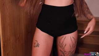 Chloe Good est une femme en chaleur qui se masturbe avec un gode