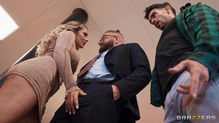 La blonde Kenia Music se met à genoux et suce la bite de Xander