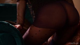 Le corps de la fille semble divin quand elle se dénude pour se masturber