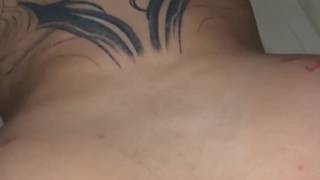 Une escorte suce sensuellement et se fait sodomiser en levrette