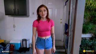 Katerina Deville n'a pas d'argent pour réparer sa voiture alors elle baise