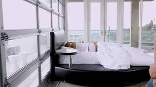 Lilly est la blonde sensuelle qui suce et baise au lit avec son fiancé