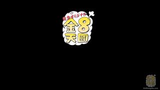 Blonde nue en solo exhibe sa chatte et son clito sur son lit