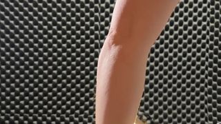 Pour se venger du petit ami, elle lui ouvre le cul avec les deux mains