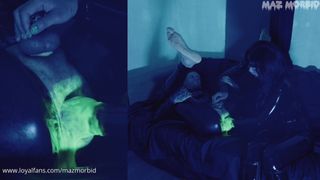 Elle lui met dans le cul un liquide collant et brillant pour le fister