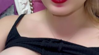 Bethy Story est sensuelle quand elle se masturbe au travail