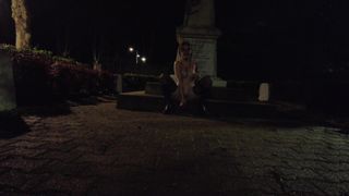 C'est la nuit mais Louise ne pense qu'à se masturber n'importe où