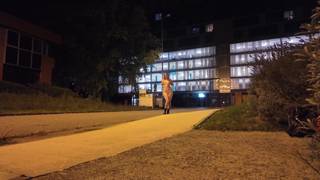 La française Louise se masturbe avec son godemiché dans la rue