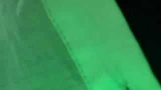 MILF au travail se rend aux toilettes pour une pause masturbation