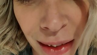 La Française cherche un inconnu pour la baiser dans une salle de bain