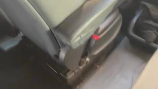 MILF avec de gros seins suce son homme pendant qu'il conduit