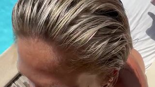 Nous voulons tous du sexe oral dans la piscine avec sa bouche