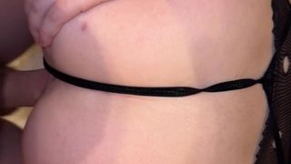 On voit bien que cette fille adore sucer une bite et la faire gicler