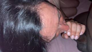 Une brune dans le sauna jouit d'un Gangbang