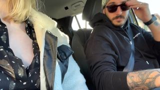 Salope française baise un conducteur inconnu dans la nature !