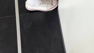 Envie de baiser quand ils cherchent la voiture dans le garage