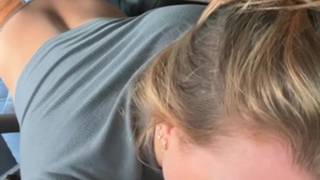 Une blonde fait jouir son homme dans sa bouche après une fellation