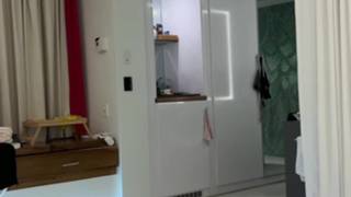 Cette femme blonde sexy reçoit une charge de sperme sur sa bouche