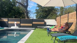 Dans le jardin des lesbiennes il ne manque jamais du divertissement