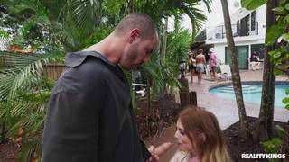 Le trio à l'auberge de jeunesse de Lucy Foxx et Rhae Woods avec Duncan